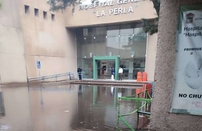 Intensas lluvias afectan el interior de Hospital General La Perla en Nezahualcóyotl