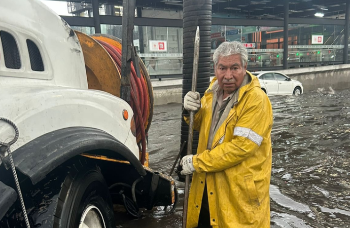 Caos vial: L1 del Metrobús suspende servicio por inundación en Insurgentes