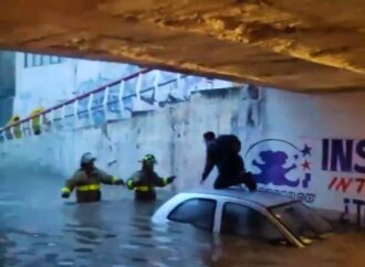 Automovilista es rescatado de bajopuente por inundación en Tecámac