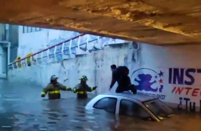 Automovilista es rescatado de bajopuente por inundación en Tecámac