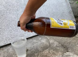 Dan a conocer estafa de Cerveza donde venden cartones con envases llenos de agua con jabón