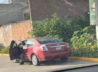 Alertan a Cuautlancingo, Puebla por hombre acosador que sale de su coche marca Sentra, desnudo