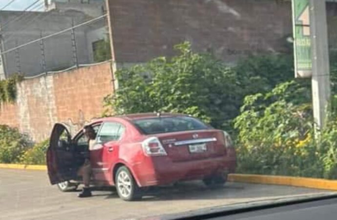 Alertan a Cuautlancingo, Puebla por hombre acosador que sale de su coche marca Sentra, desnudo