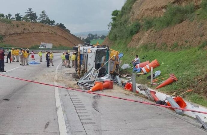 Tráiler deja 3 muertos y 6 lesionados,  embiste a trabajadores de Capufe en la México-Puebla