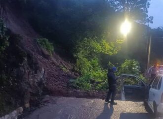 Carretera en Huixquilucan quedó bloqueada por el lodo del deslave