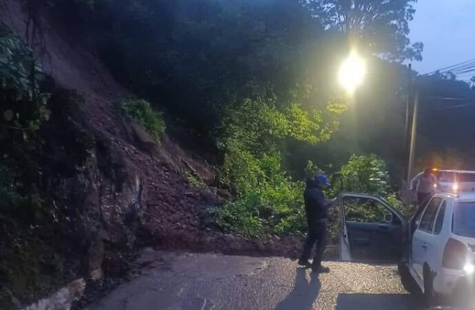 Carretera en Huixquilucan quedó bloqueada por el lodo del deslave