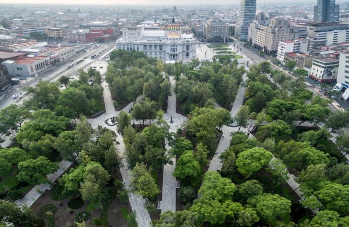 Les construyen plaza para artesanos que vendían en la Alameda Central