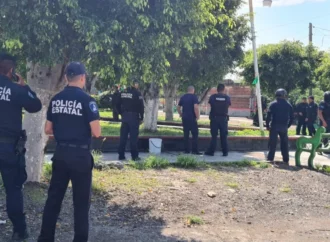 Pobladores queman vivo a un hombre y retienen a cuatro más en Puebla