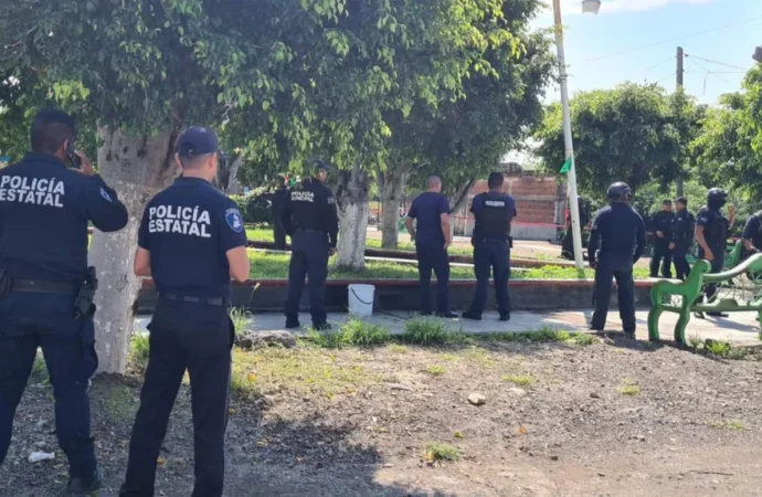 Pobladores queman vivo a un hombre y retienen a cuatro más en Puebla