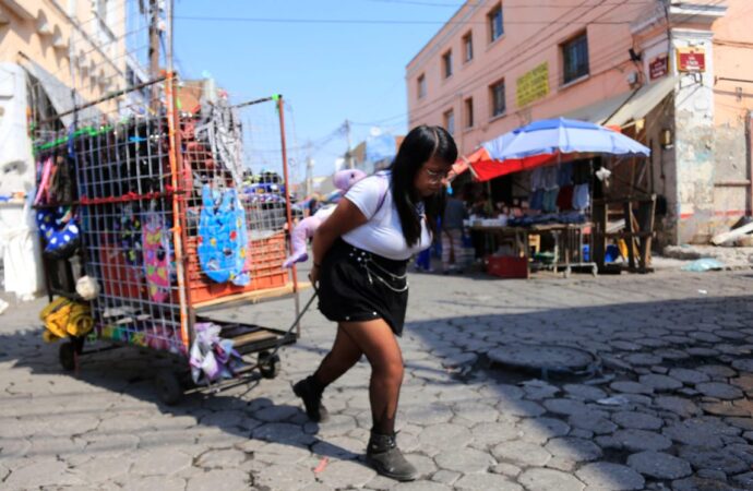 Comerciantes del centro histórico de Puebla piden solucionar invasión de informales