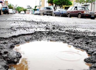 Caer en un bache en CDMX: conductores sufren para que el gobierno pague los daños