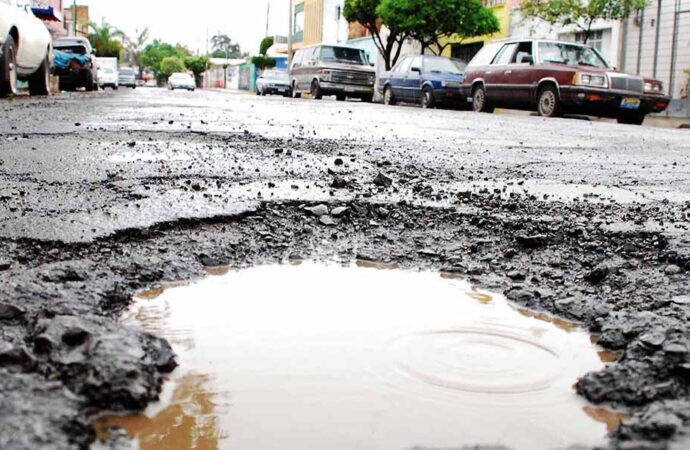 Caer en un bache en CDMX: conductores sufren para que el gobierno pague los daños