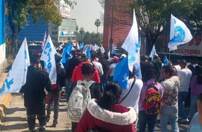 Manifestantes bloquearon los carriles laterales de Periférico Norte